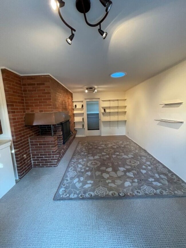 Building Photo - 3Bd/1.75Ba Shoreline House