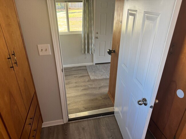 Building Photo - Super cute 2 bedroom, 1 bath house!