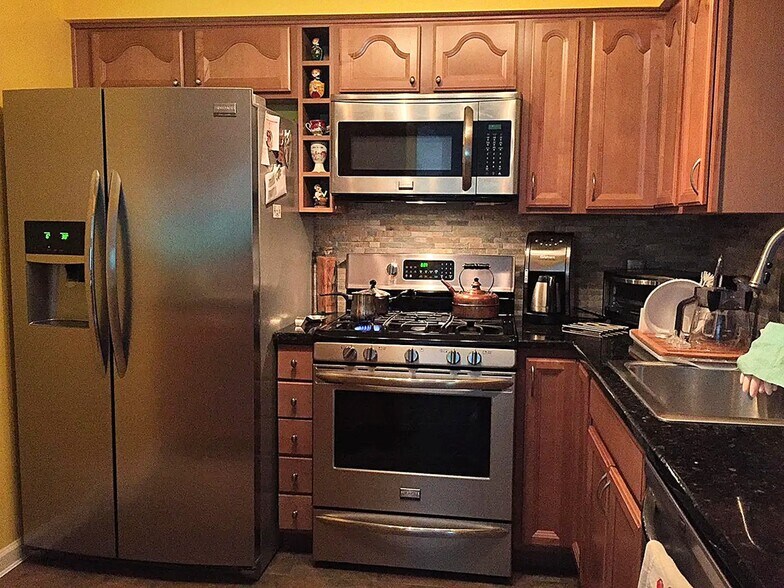 Kitchen - 605 Saxony Dr