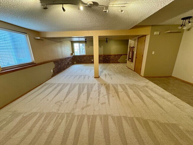 Building Photo - 5 Bedroom Home in Broadmoor Bluffs