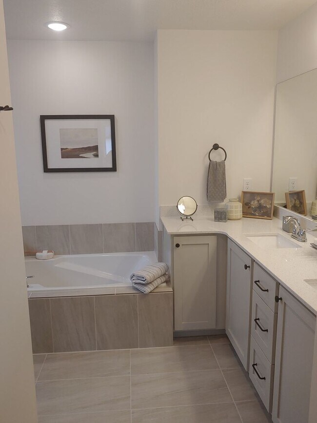 Building Photo - Townhome in Prime American Fork Location