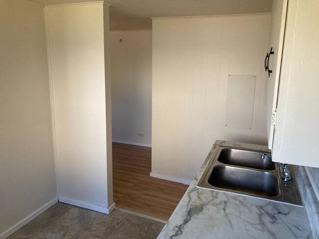 Building Photo - 1625 Navarre Rd SW