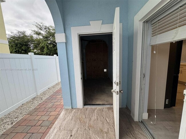 Building Photo - 1315 Royal Palm Dr
