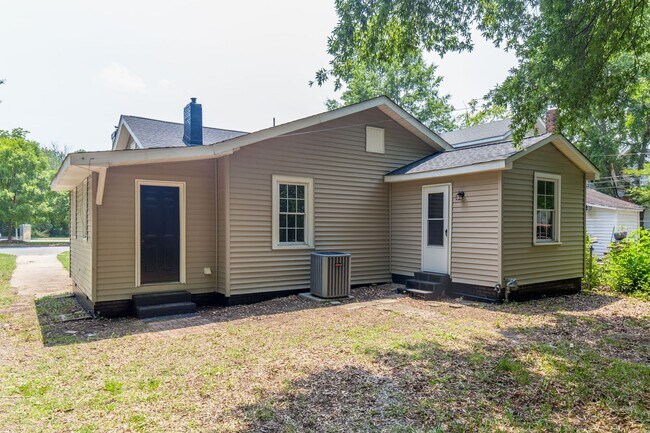 Building Photo - 1320 W Friendly Ave