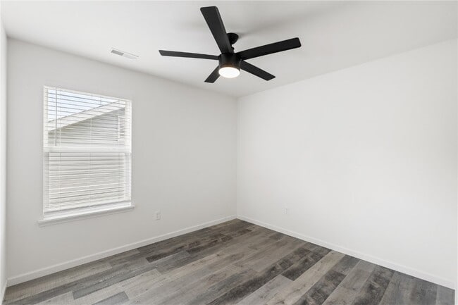 Building Photo - 945 Crestwood Ln