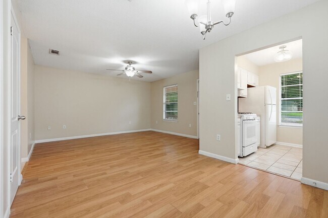 Building Photo - Prime Niceville Location!