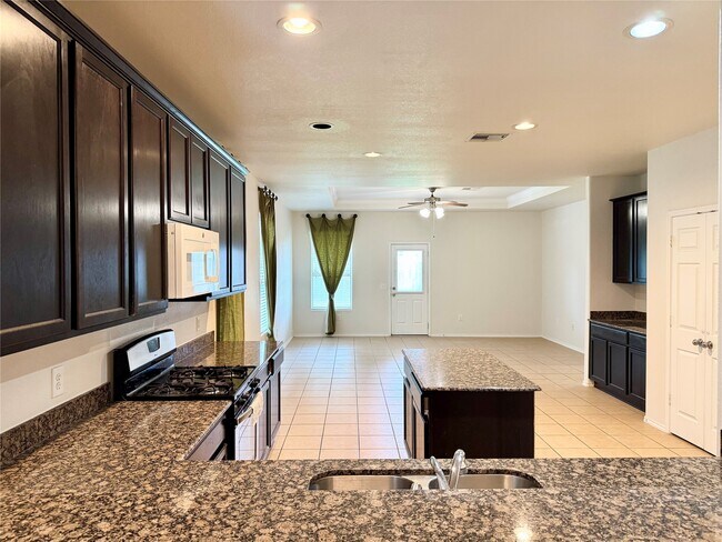 Building Photo - 1331 S Maple Dr