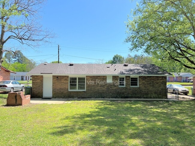 Building Photo - 641 Groveland Dr