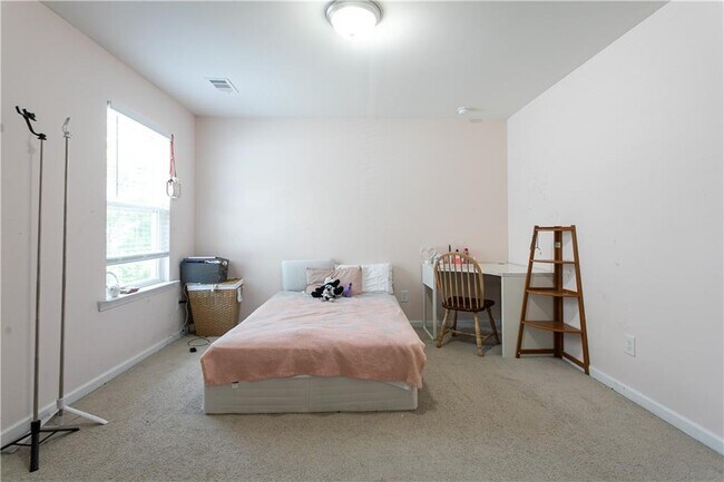 Building Photo - 302 Pebblestone Ln