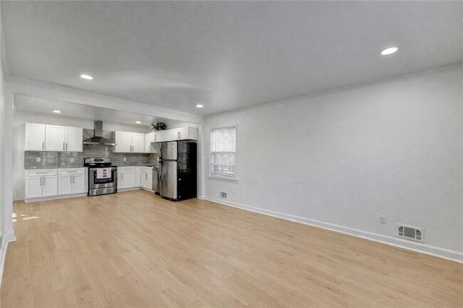 Building Photo - 525 Abernathy Rd NE