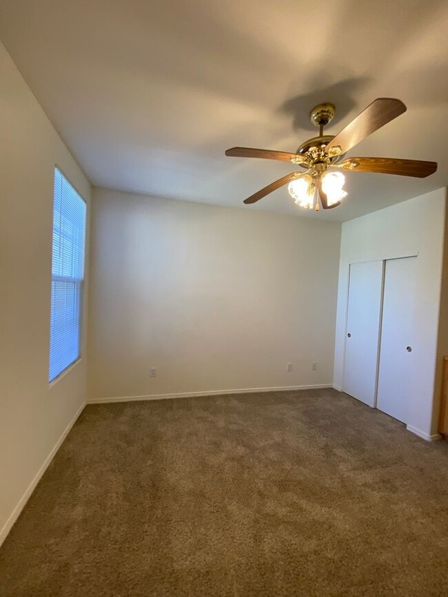 Building Photo - Centrally Located Downstairs Condo in the Oak Creek Villas