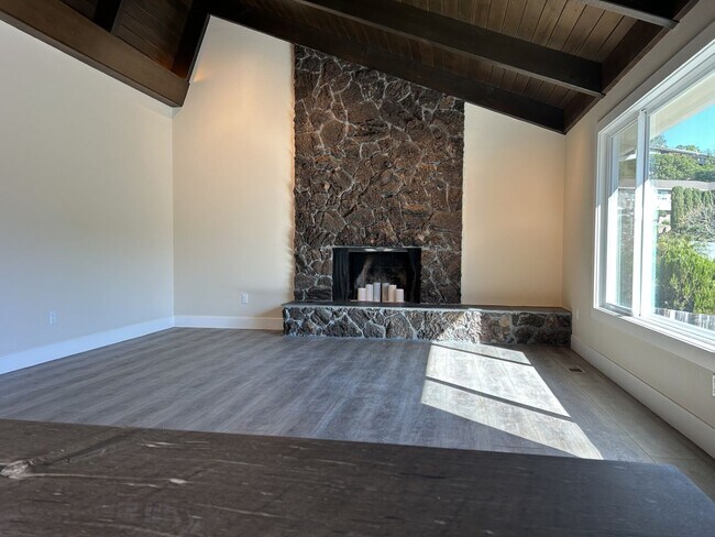 Building Photo - Beautifully Remodeled President’s Neighborhood Home