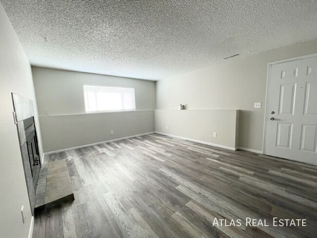 Building Photo - Renovated 2 Bed 1 Bath with Washer/Dryer &...