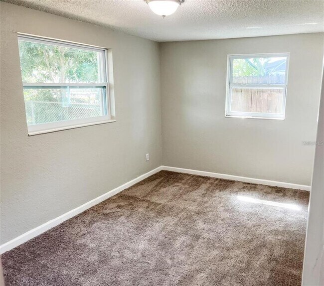 Building Photo - 4949 Lake Ridge Ln