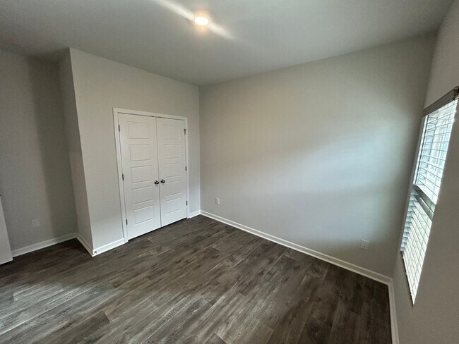Building Photo - Field View 4BD/ 2BA