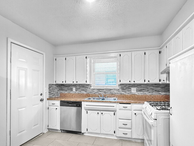 Building Photo - 4325 Prairie Ln