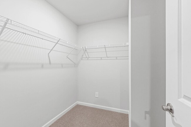 Building Photo - Stunning 3-Bedroom Residence in Oak Manor,...