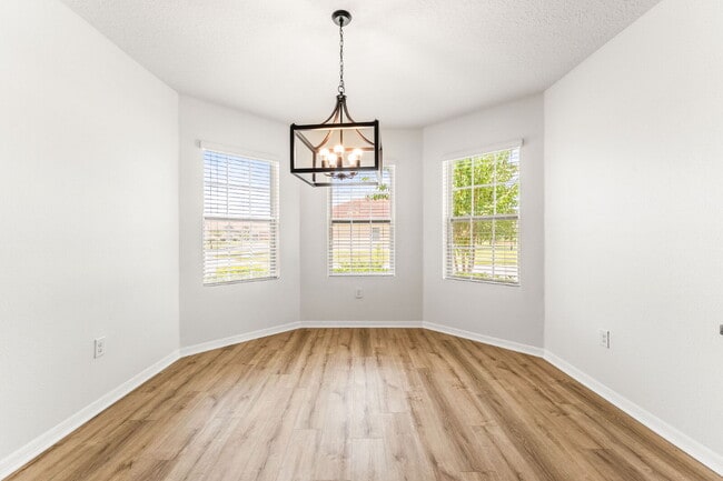 Building Photo - Charming 3 Bed, 2 Bath with Scenic Views i...