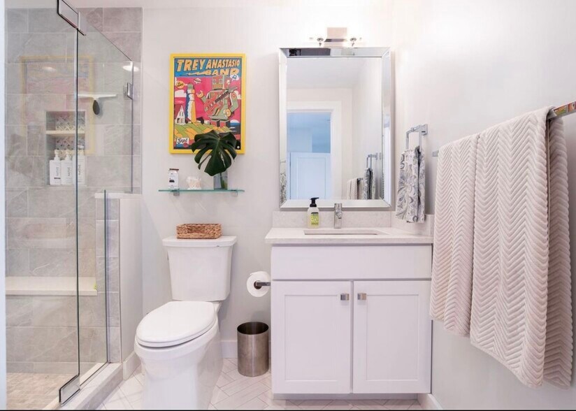 Building Photo - 62 India St