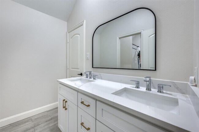 Building Photo - 4068 Winsor Dr