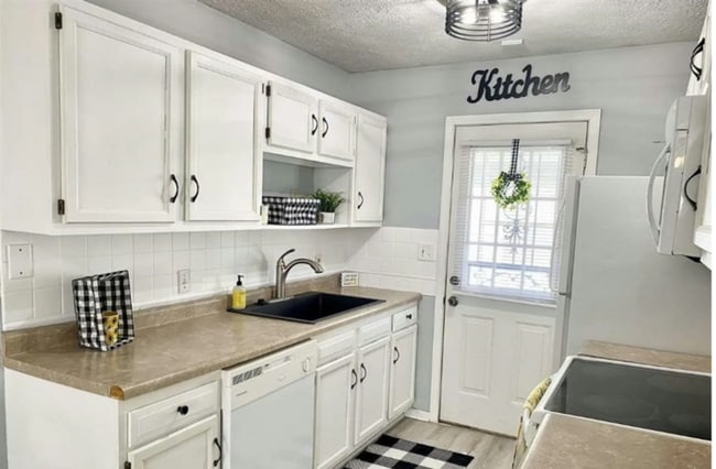 Building Photo - Beautiful 3 Bed 2 Bath Home Near Brittleba...