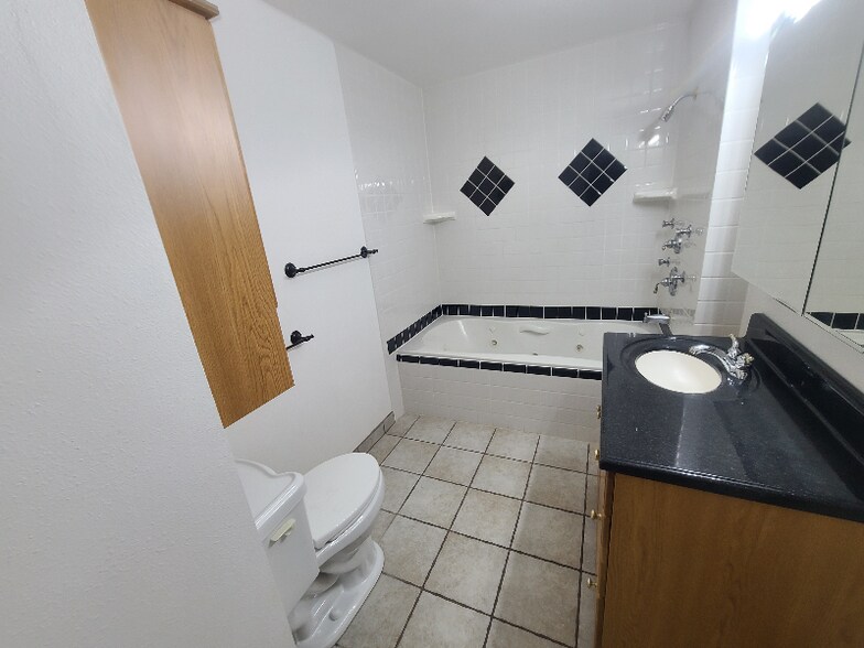 Building Photo - 287 E 600 N