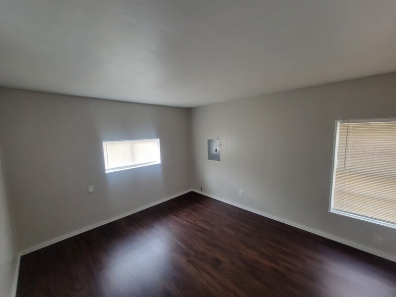 Building Photo - 212 S Barat Ave