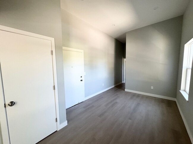 Building Photo - Perfect Shape Downtown Livermore Living Condo above Yin-Yin Restaurant