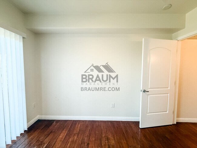 Building Photo - 332 S Virgil Ave