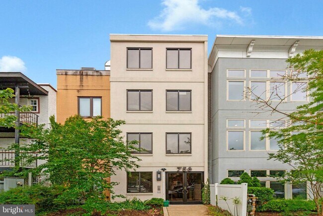 Building Photo - 756 Park Rd NW