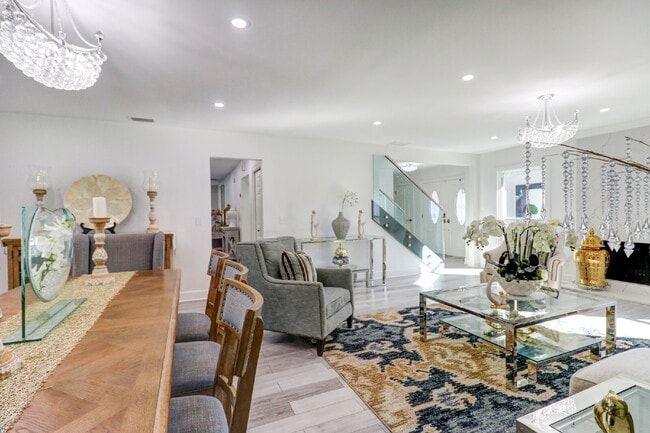 Building Photo - Fully Furnished 4-Bedroom Pool Home with Golf Course Views in Northdale