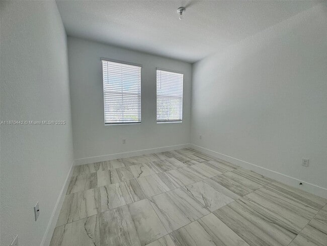 Building Photo - 123 SW 171st Ln