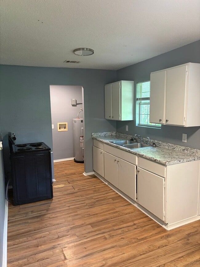 Building Photo - 3 bedroom and 1 bathroom house- $1000 move-in special