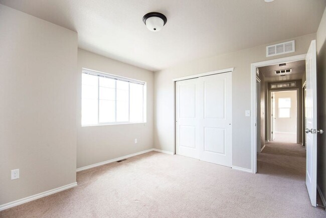 Building Photo - Spacious 3 Bedroom Single-Family Home with Modern Features