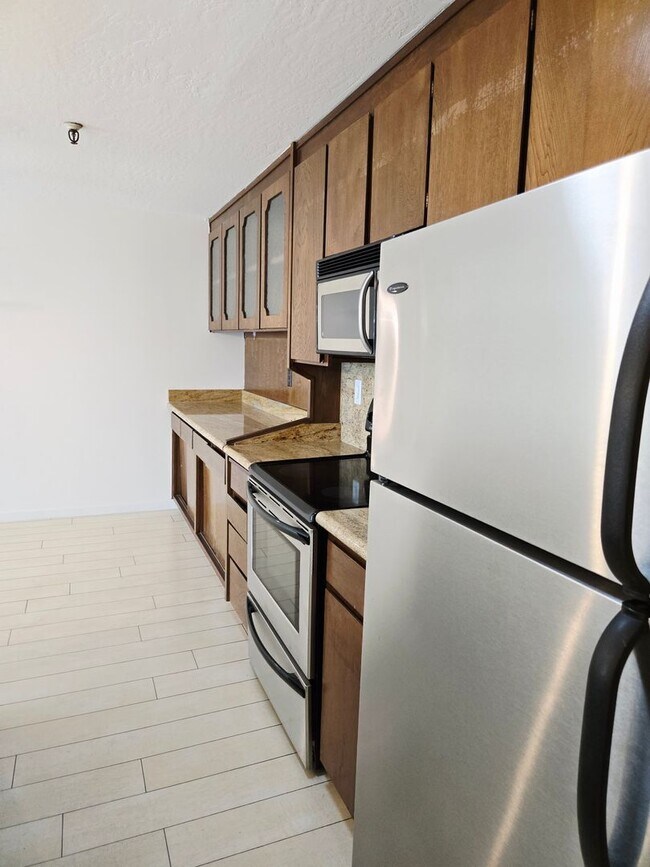Building Photo - Top Floor Condo Unit