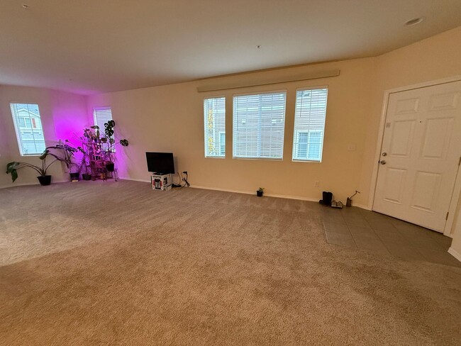 Building Photo - 3 Bedroom DuPont Condo for Rent