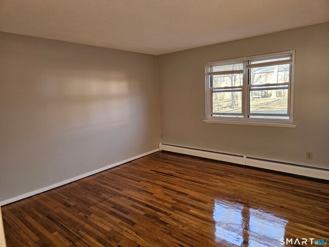 Building Photo - 494 Oak Ave