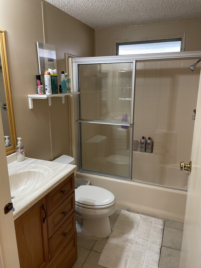 Guest Bathroom - 14955 Avenida Venusto