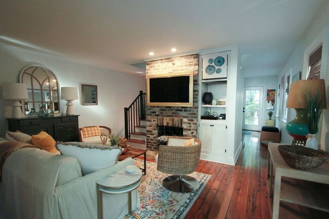 Building Photo - Available 3/1. Beautiful 3 BR/2BA available in Elliottborough! Landscaping included!