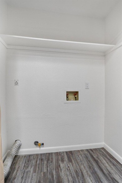 Building Photo - 6909 Woodhue Dr