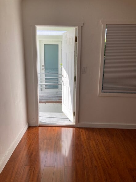 Building Photo - 2101 Bay Dr