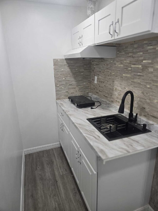 Building Photo - Beautiful remodeled Studio/efficiency in Hudson, FL