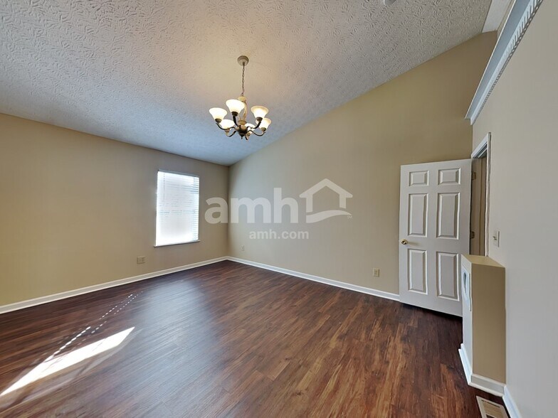 Building Photo - 2419 Hoose Dr