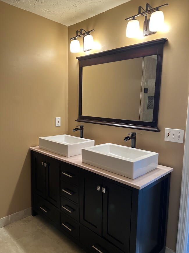 spacious master vanity - 325 parc river blvd