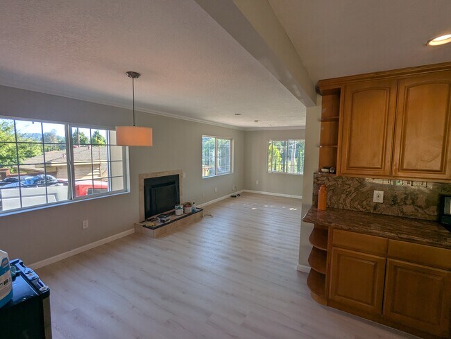 Building Photo - 706 Appian Way