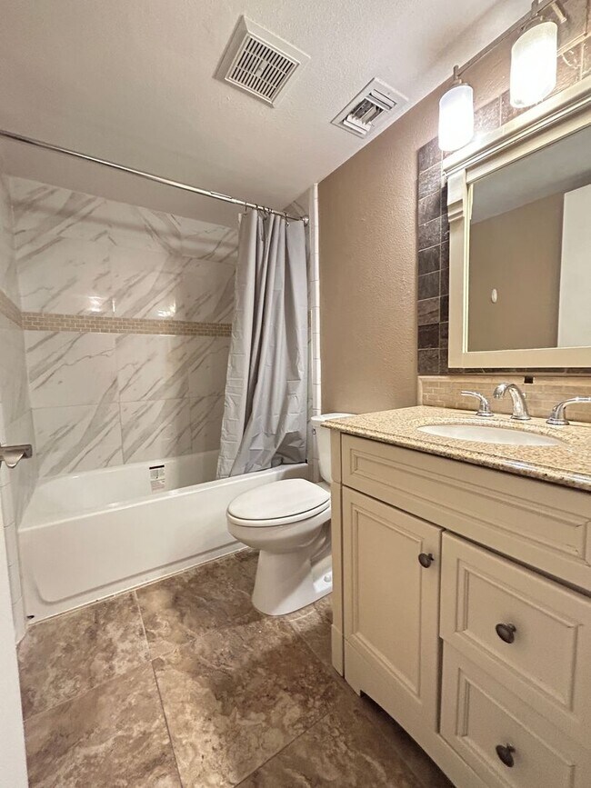 Building Photo - Stunning 3 Bedroom 2 Bath