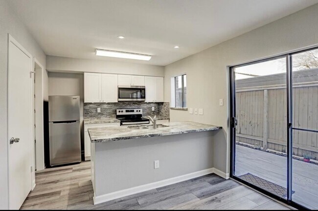 Building Photo - 2120 Wilcrest Dr