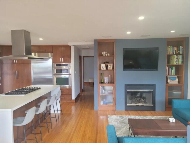 Building Photo - 1295 E Santa Clara St