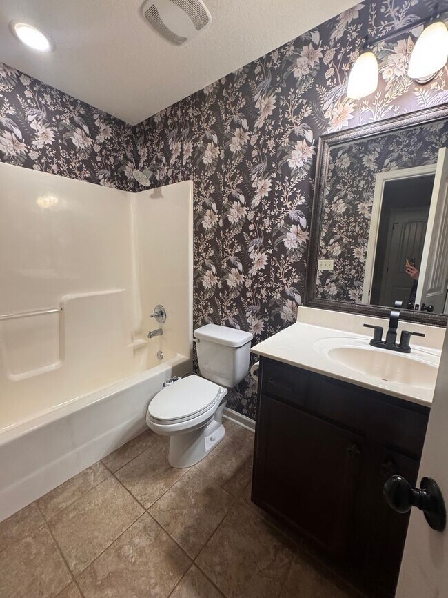 Building Photo - Beautiful 3 Bedroom, 2 Bath Home with 2-Car Garage!