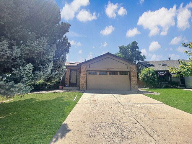 Building Photo - $0 DEPOSIT OPTION. DESIRABLE DAKOTA STATION SPLIT-LEVEL HOME WITH 3 BEDROOMS, 2 BATHS, AND SPACIO...
